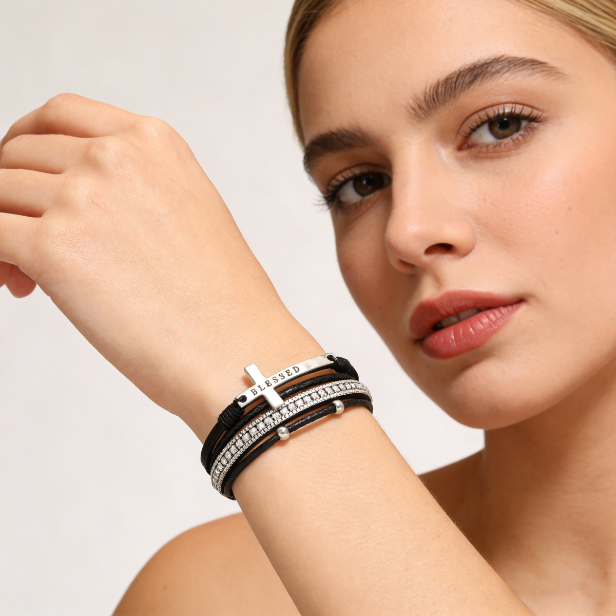 🎁【Kup 1, a 1 dostaniesz gratis】✨Bransoletka z krzyżem w stylu boho, luksusowe zapięcie magnetyczne z mikrodiamentami i bransoletą ze sztucznej skóry.