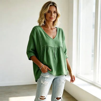 Boho-chic ljetna bluza s V-izrezom i čipkastim detaljima – Široki kroj koji skriva nesavršenosti i laska svakoj figuri