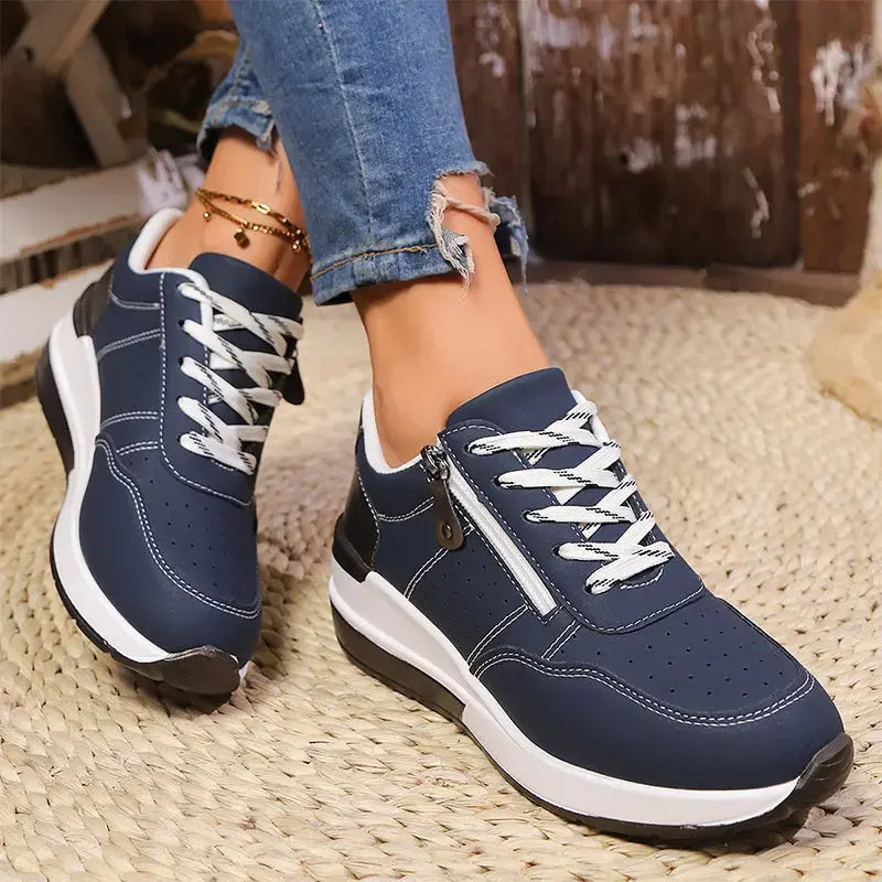 Nowoczesne i wygodne damskie sneakersy z suwakiem z boku oraz na platformie.