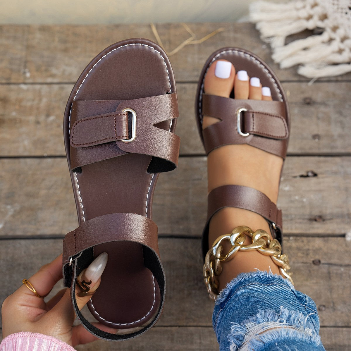 Sandalias romanas planas de piel para mujer de tallas grandes, con suela ortopédica suave que proporciona soporte para el arco del pie y transpirabilidad.