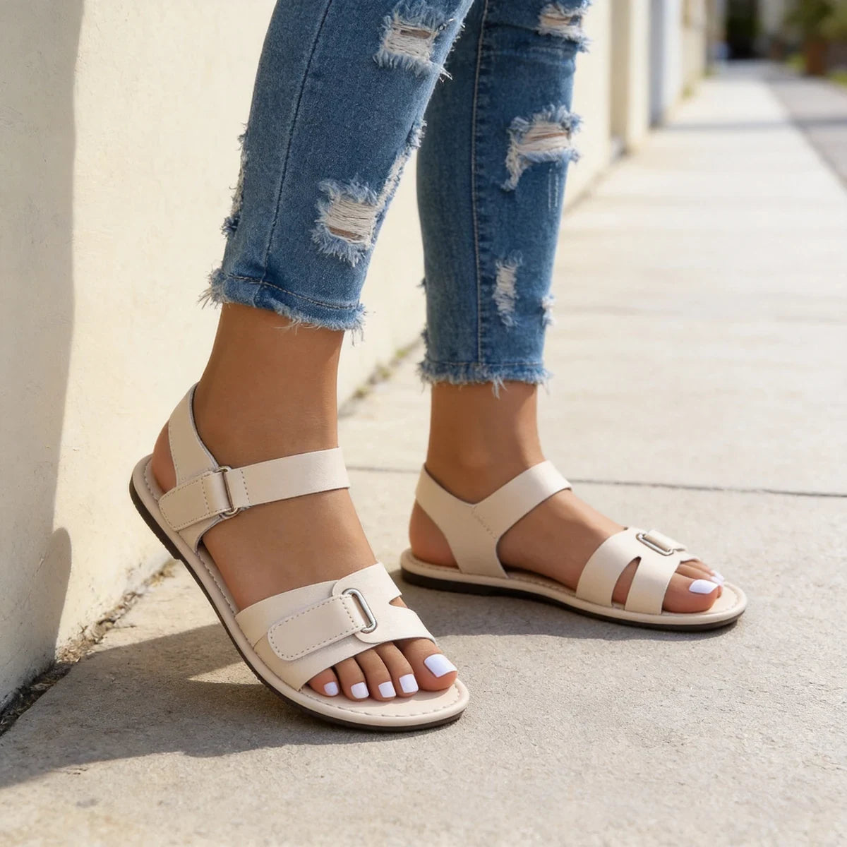 Sandalias romanas planas de piel para mujer de tallas grandes, con suela ortopédica suave que proporciona soporte para el arco del pie y transpirabilidad.