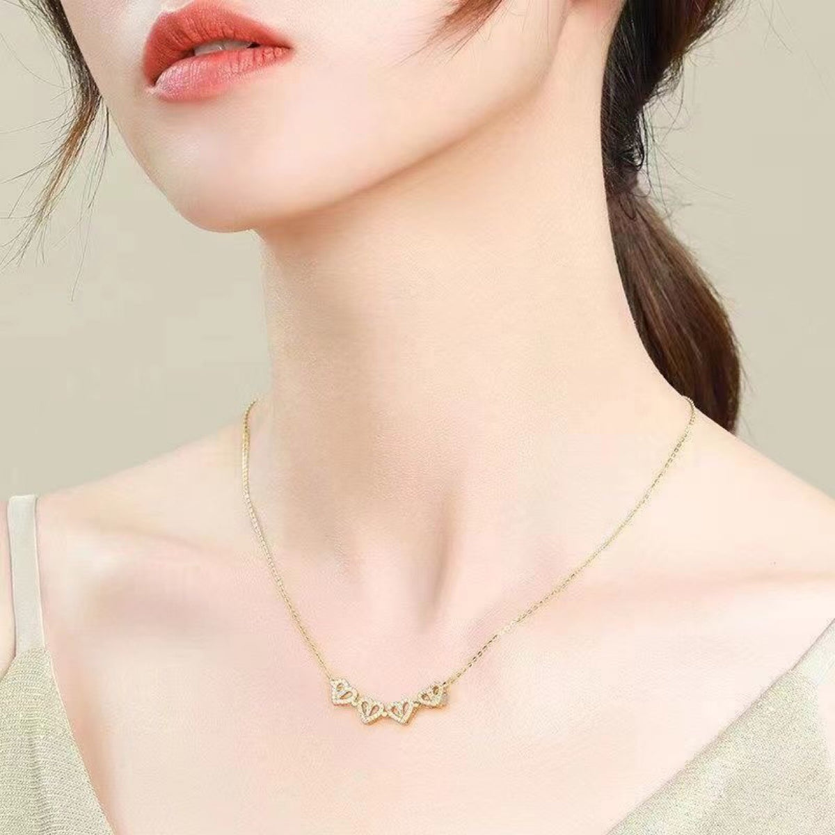 ✨Novo🔥 Elegantna ogrlica s četverolisnicom u obliku srca i dijamantnim detaljima. ❤️ Nosite je i neka vas sreća prati 🍀