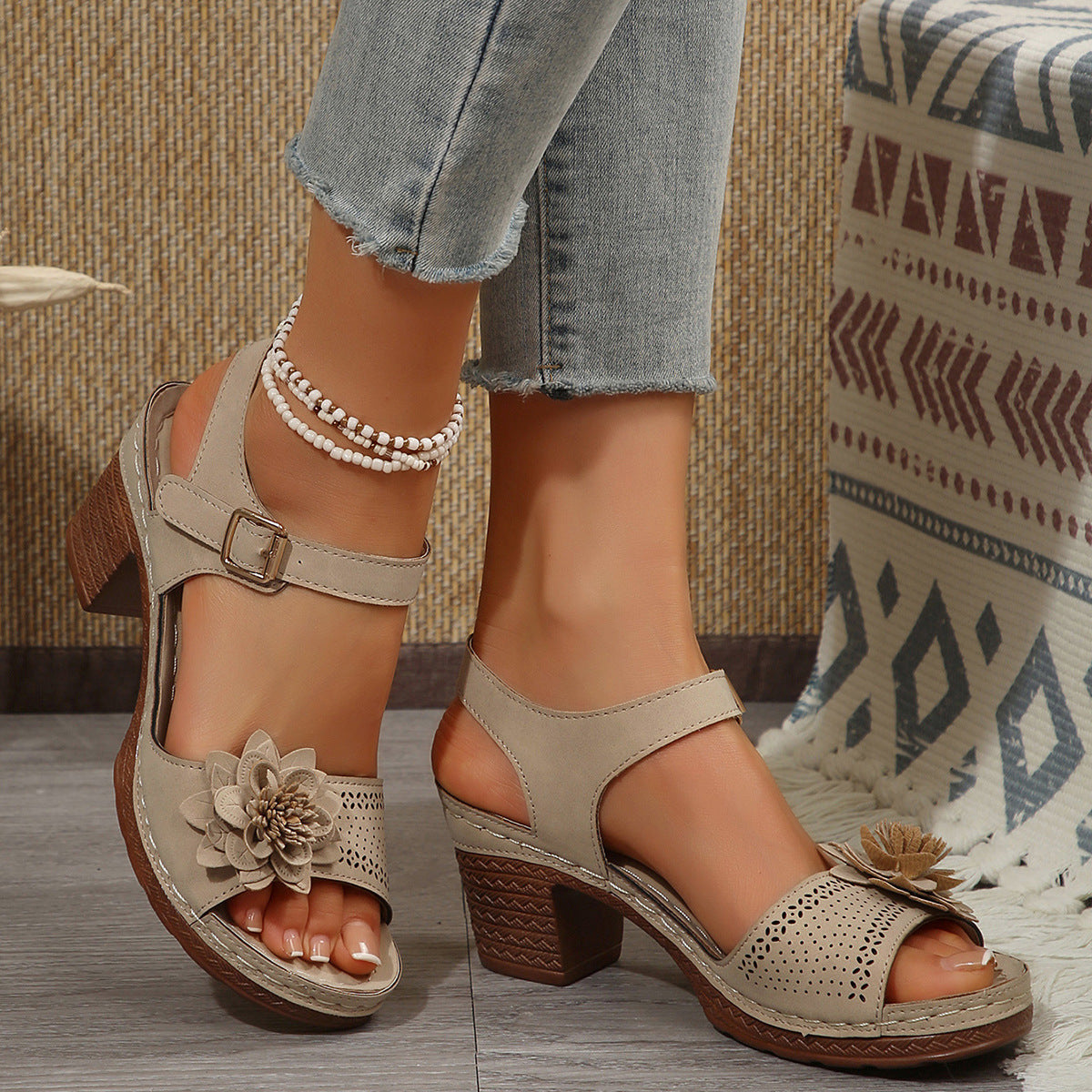 【🔥Časově omezená sleva】【36-43】Elegantní dámské sandály s otevřenou špičkou a květinovými ozdobami
