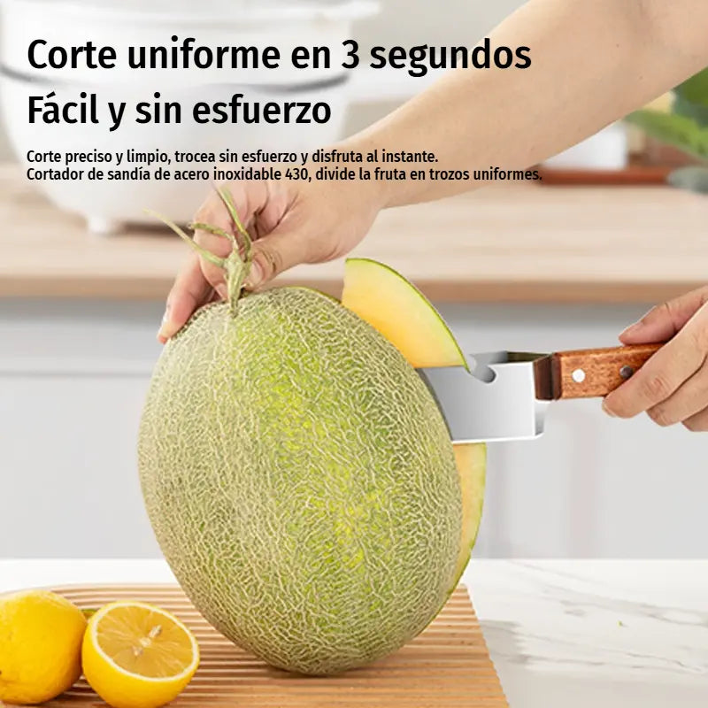 🔥Compra 1 y llévate 1 gratis 🍉Cortador de sandía multifuncional de acero inoxidable — diseño triangular con función para abrir tapas de botellas✂️