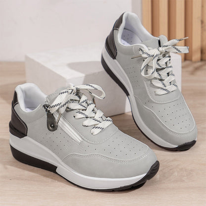 Nowoczesne i wygodne damskie sneakersy z suwakiem z boku oraz na platformie.
