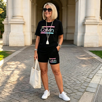 Conjunto deportivo de dos piezas para mujer: camiseta fucsia de manga corta y pantalón corto de ciclismo. Tejido suave, elástico y muy transpirable, ideal para un look veraniego activo.